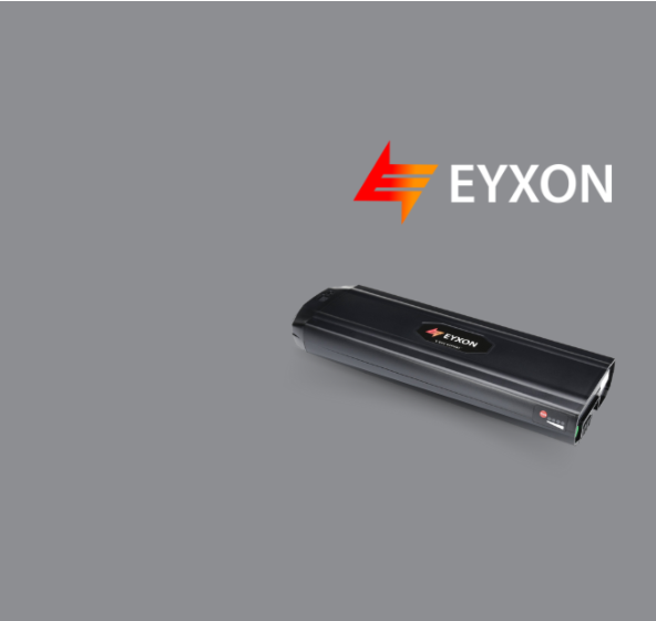 Bild einer eyxon Batterie in einem dunklen Raum mit dem eyxon Logo