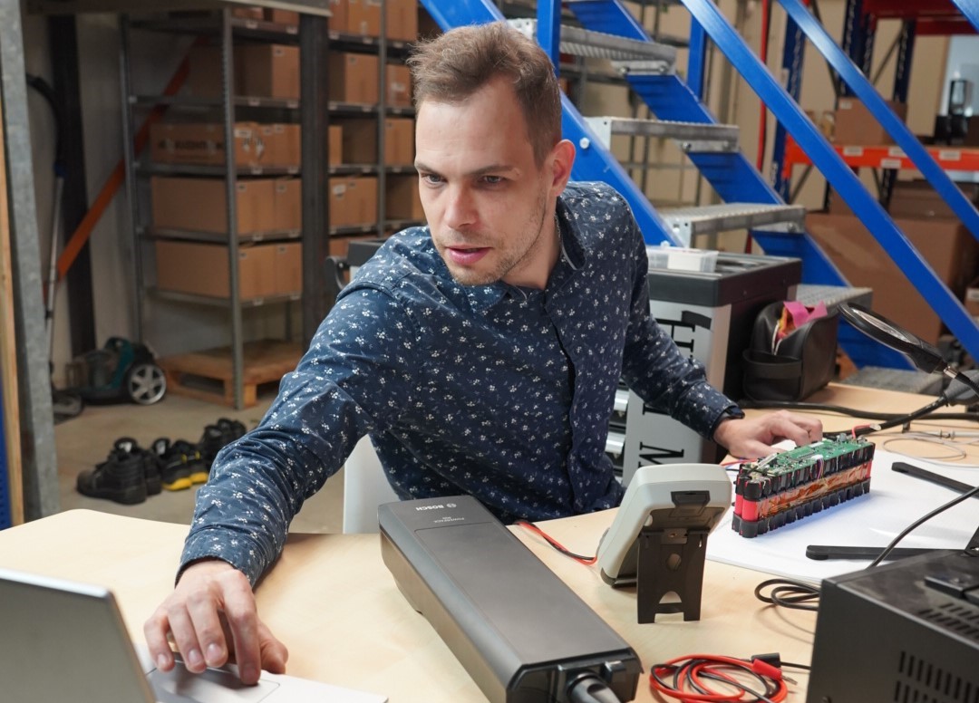 Dieses Bild zeigt den Elektromanager von e-bikeaccu.de bei der sorgfältigen Prüfung der neuen Fahrradbatterien